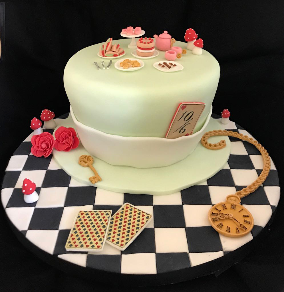 The most magnificent Alice in Wonderland cake by @annaharricakes 